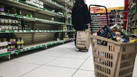 Estantes vacíos en un supermercado francés. (AFP)