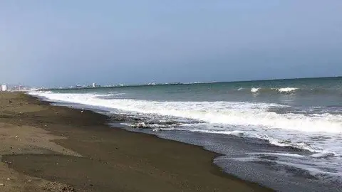 Imagen de X de una playa de Fujairah con petróleo en octubre de 2019.