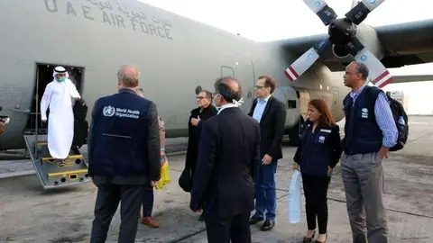 Avión de Emiratos traslada suministros médicos a Irán. (WAM)