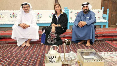 María Tello con Rashid Al Tamimi y Ahmed Al Jaffla en el Centro Cultural para el Entendimiento en Al Fahidi. (EL CORREO)