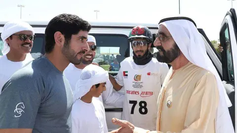 El gobernante y el príncipe heredero de Dubai durante la carrera hípica. (WAM)