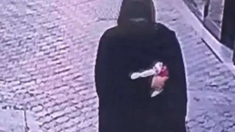 Una imagen del hombre ataviado con abaya para llevar a cabo un robo.