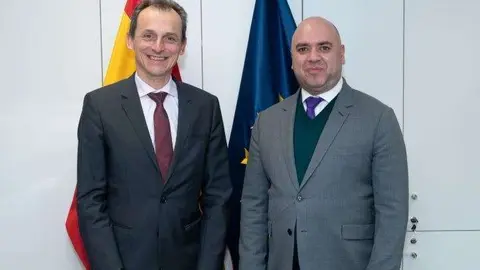 El ministro español de Ciencia, Innovación y Universidades, Pedro Duque, y el embajador de EAU en España, Majid Al Suwaidi. (WAM) 