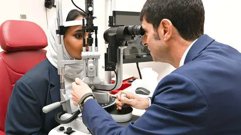 El doctor Morcillo atiende a una paciente en Moorfields Eye Hospital de Dubai. (EL CORREO)