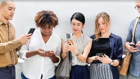 Personas con teléfonos móviles. (Fuente externa)