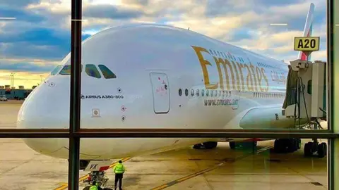 Un avión de Emirates en el aeropuerto DXB.