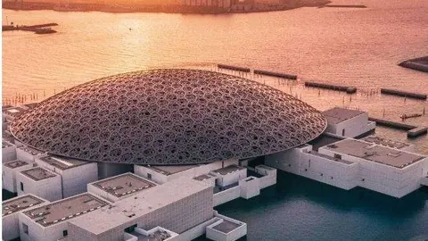 Una imagen del Museo del Louvre Abu Dhabi en la isla Saadiyat. (WAM)