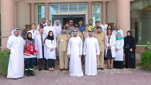 El príncipe heredero de Dubai junto a profesionales sanitarios. (WAM)