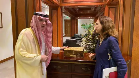 La embajadora de Colombia con el ministro de Relaciones Exteriores de Arabia Saudita. (Cedida)
