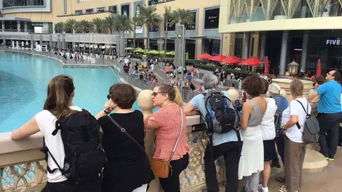 Turistas ante el Burj Khalifa y una de las entrada del Dubai Mall. (EL CORREO)