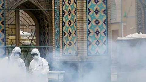 Trabajadores desinfectando lugares públicos en Irán. (Reuters)