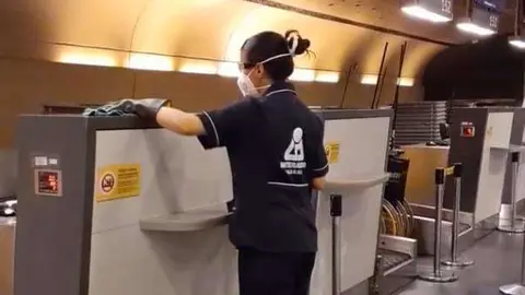 Desinfecci&oacute;n en el Aeropuerto Internacional de El Dorado.