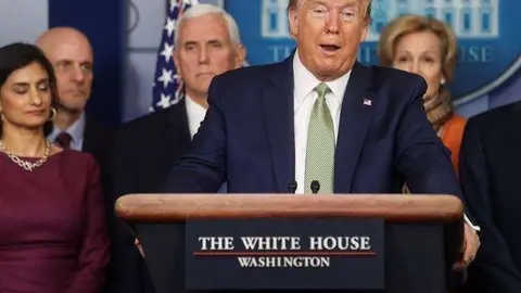 El presidente de los Estados Unidos, Donald Trump, acompañado por miembros del grupo de trabajo del coronavirus en la Casa Blanca. (REUTERS / Jonathan Ernst)