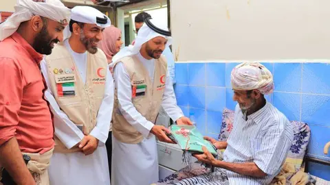 Trabajadores de Emirates Red Crescent en Adén. (WAM)