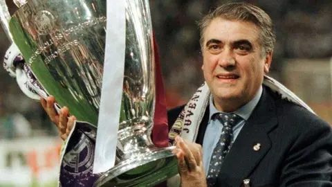 Lorenzo Sanz con una de las copas de la Liga de Campeones conseguida por su equipo. (Twitter)