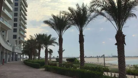 El exterior de las urbanizaciones en Emiratos Árabes comienza a presentar escaso movimiento. (EL CORREO)