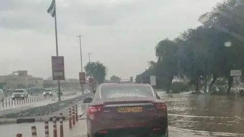 Una carretera de Emiratos inundada por las lluvias. (EL CORREO)