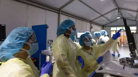 La Clínica Cleveland de Abu Dhabi difundió esta imagen de sus especialistas en laboratorio.