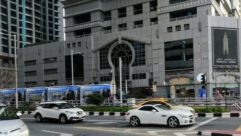 El tranvía de Dubai a su paso por Marina. (EL CORREO)