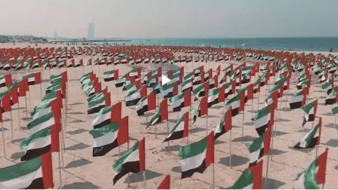 Banderas de Emiratos Árabes Unidos en Kite Beach de Dubai. (EL CORREO)