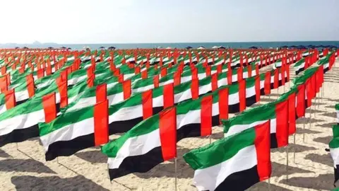 Banderas de Emiratos Árabes en la Kite Beach en Dubai. (Fuente externa)