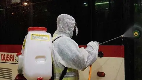 Un trabajador desinfecta un autobús de la RTA de Dubai.