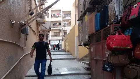 A modo ilustrativo, un residente en una calle de Deira en Dubai, (EL CORREO)