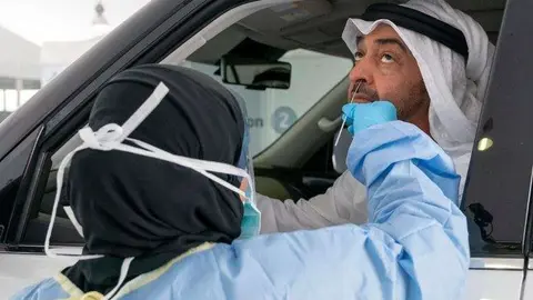 El príncipe heredero de Abu Dhabi se somete a la prueba rápida de detección de Covid-10 en EAU. (WAM)