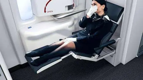 Asiento plegable del tripulante de cabina.