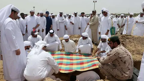 En la imagen del diario The National, un momento del funeral de la madre y el hijo fallecidos.