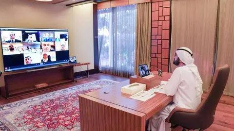 El gobernante de Dubai durante la videoconferencia. (WAM)