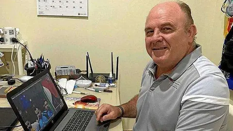 En la imagen publicada por Noticias de Navarra, el técnico navarro Zupo Equísoain en Dubai.