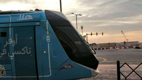 Una imagen del tranvía a su paso por Dubai Marina. (EL CORREO)