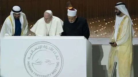 Firma del documento por la Fraternidad Humana, rubricado por el Papa Francisco y el Gran Imán de Al Azhar, Ahmed Al Tayeb en Abu Chabi. (WAM)