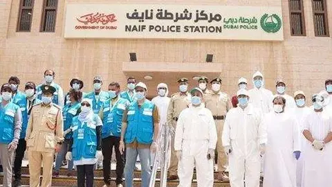 En la imagen de Dubai Media Office, voluntarios en el barrio de Naif.
