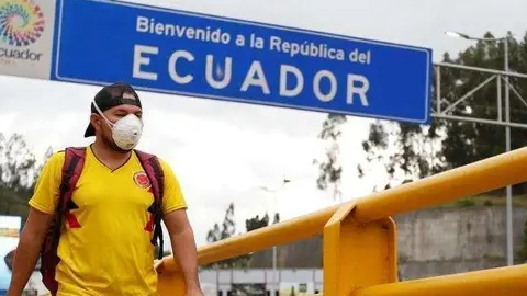 Un ciudadano en una frontera de Ecuador.