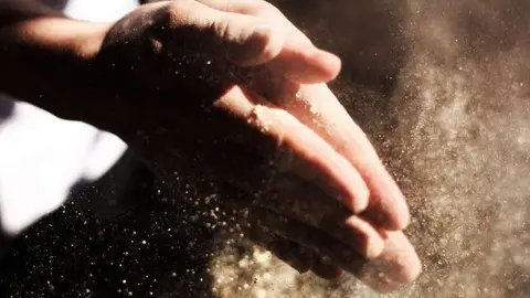 Un cliente filmó al trabajador sin escrúpulos.