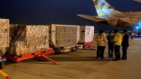 Cargamento de ayuda de Emiratos Árabes a Pakistán. (Twitter)
