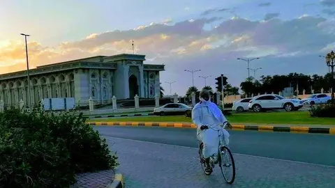 Un ciclista en el emirato de Sharjah. (EL CORREO)