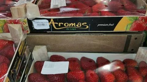 Fresas de Huelva en un supermercado de Emiratos Árabes. (EL CORREO)