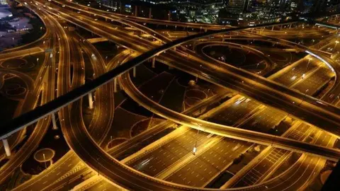 Vista aérea de la Sheikh Zayed Road de Dubai el 26 de marzo de 2020. (Reuters)