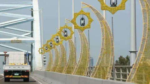 En la imagen de Khaleej Times, luces en Abu Dhabi para celebrar el Ramadán 2020.