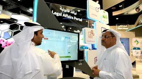 En primer término, Humaid Al Qutami, director general de la Autoridad de Salud de Dubai (DHA). (WAM)