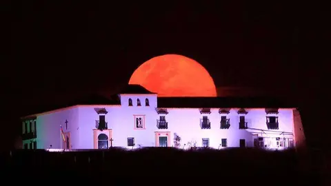 Una vista de la súper luna, sobre el convento de Santa Cruz de la Popa, en Cartagena, Colombia. (EPA)