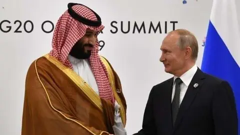 El príncipe heredero de Arabia Saudita junto al presidente de Rusia. (SPA)
