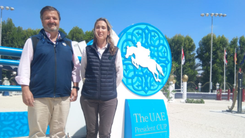 Santiago Varela y Elena Boix posan junto a uno de los obstáculos del consurso de EAU. (Richard Ramos)