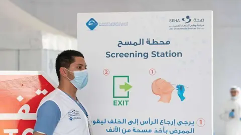 Una carpa de realización de pruebas de Covid-19 en Abu Dhabi. (WAM)