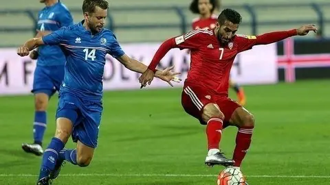 Ali Mabkhout, a la derecha, anotó uno de los goles de Emiratos Árabes. 