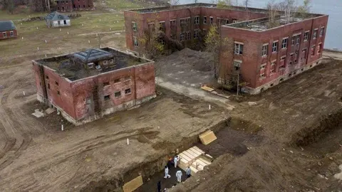 El sitio de entierro de las víctimas de Covid-19 en Hart Island. (Al Arabiya)