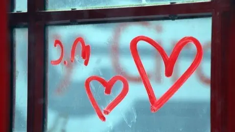 Los estafadores piden siempre que se les envíe dinero. (Fuente externa)